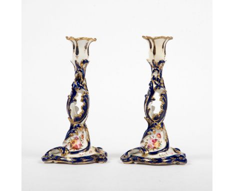 Paar Tafelleuchter, Chamberlain Worcester Fayence, kobaltblau mit Gold und polychrom mit Blütenbuketts bemalt. Geschweifter d
