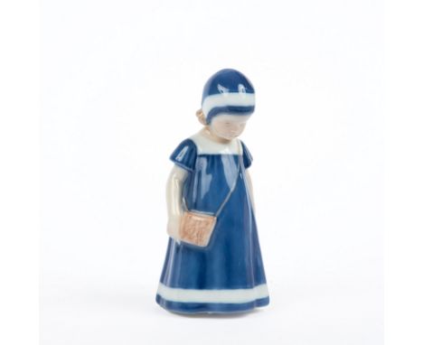 Royal Copenhagen, Mädchen Elsa Porzellan polychrom bemalt. Unter dem Stand bez. Nr. 404, II. Wahl. H.: 17 cm.