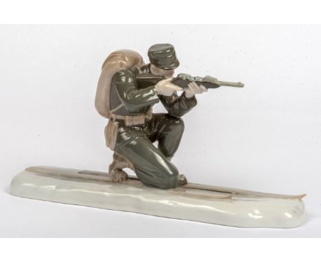 Rosenthal Kunstabt. Selb, Bavaria, - Skiläufer- Military-Figur, Soldat auf Skiern auf Plinthe, handbemalt in Brauntönen. Entw