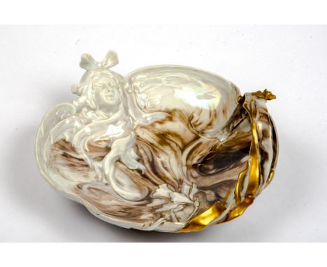 Jugendstil Schale um 1900, Bauer, Rosenthal &amp;amp;  Co. Kronach Geformte Schale mit Griff, Handmalerei in Braun und Gold. 