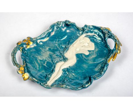 Jugendstil Teller um 1900, Bauer, Rosenthal &amp;amp; Co. Kronach Frau in der Welle, geformter Teller mit Handmalerei, Blau u