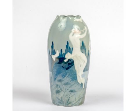 Jugendstil Vase um 1900- 1910, Rosenthal Handmalerei in hellen Blaugrün-Tönen, Mädchen und Vögel in weißem Pate-sur-Pate Reli