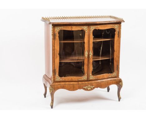 Vitrine,  Dresden um 1870-1880 Nussholzfurnier. Auf vier nach außen geschwungen Füßen stehend. Geschweifte Vorderfront mit 2 
