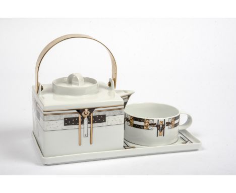 Teeset-Arite Porzellan GmbH, MeissenPorzellan schwarz und gold staffiert. Tablett, Kanne und Tasse. Unterglasurblaue Marke. T
