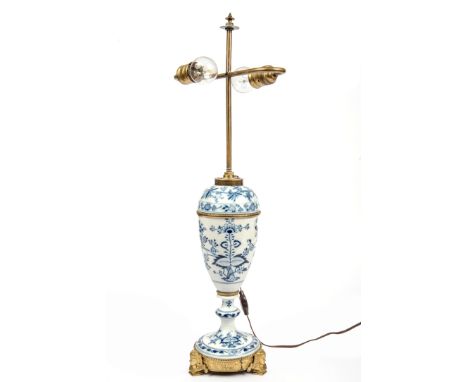 Tischlampe mit Zwiebelmuster, Meissen Porzellan/Bronze. Zweiteiliger Balusterkorpus mit Bronzesockel, zweiflammig. Gesamthöhe