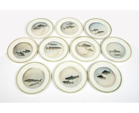 10 Jugendstil Teller mit Fischmotiv, Rosenthal Porzellan polychrom staffiert. Pastellgrüner Reliefrand, Spiegel mit unterschi