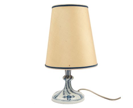 Meissen  Lampenfuß  1860 - 1924 Porzellan, unter der Glasur blau bemalt. Standfuß  durchbohrt für Kabelführung. H.: mit Schir