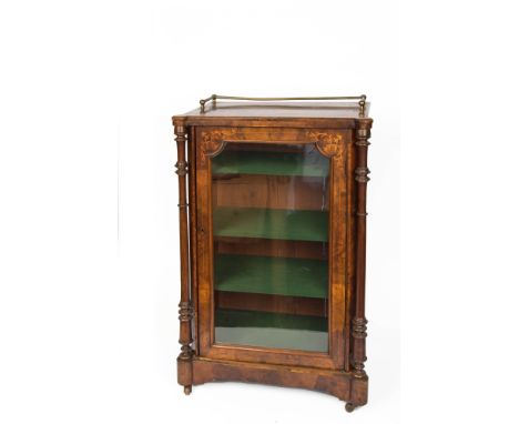 Kleine Vitrine , wohl England um 1880 Nussbaum teilweise intarsiert. Gerade Front mit einer Tür,  verglast. Seiten mit gedreh