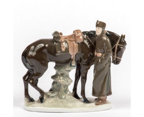 Rosenthal Kunstabt. Selb, Bavaria, - Auf Vorposten- Military-Figur mit Pferd auf Plinthe, handbemalt in Grünbraun-Tönen. Entw