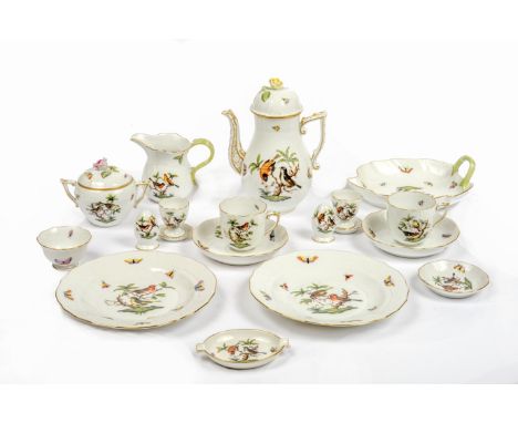 17 Teile eines Kaffeeservice, Herend nach 1950 Porzellan, weiß polychrom bemalt mit Goldrand. -Rothschild-, 1 Kaffeekanne, H.