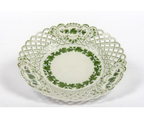 Durchbruchteller -Meissen  1860-1880 Spiegel mit geschlossenem grünem Weinkranz bemalt, konisch angeschnittene von Gitterwerk