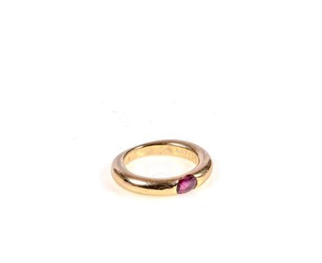 Cartier-Ring Ellipse/Rubin 750er Gelbgold. sign. Cartier 1992. RG 50. Zertifikat Cartier vorhanden.