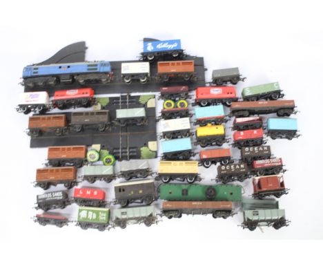 Hornby, Triang - 25 x unboxed Hornby and Triang OO gauge wagons, and similar - Lot includes a Triang R.351 train carriage, a 