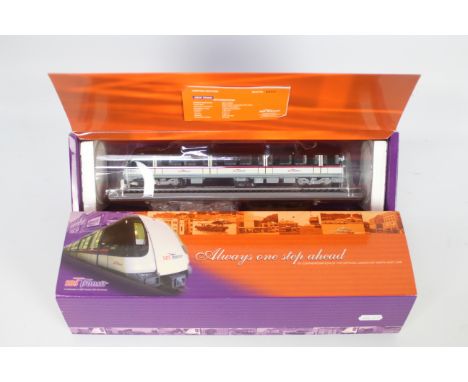 CMNL - A limited edition OO gauge Alstrom Train model in Singapore's SBS Transit livery from 2003. It comes in a special  dis