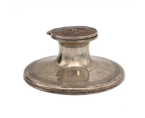 Silver weighted inkwell with silver foliate inlaid tortoiseshell lid, four circular bands to base, hallmarked Birmingham, 190