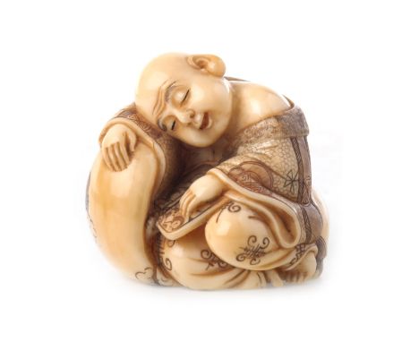 EARLY 20TH CENTURY JAPANESE IVORY NETSUKE, modelled as a sleeping figure, 4.5cm wide