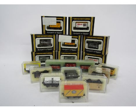 Eight boxed Graham Farish by Bachmann N gauge wagons and seven others (15)