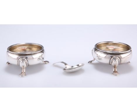 A PAIR OF LATE VICTORIAN/EARLY EDWARDIAN SILVER SPOONS, by Hilliard &amp; Thomason, Birmingham 1901, Old English pattern with