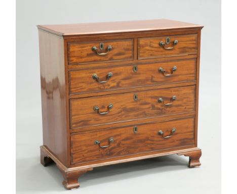 A GEORGE III MAHOGANY CHEST OF DRAWERS,&nbsp;the moulded rectangular top above two short and three long graduated drawers, ea
