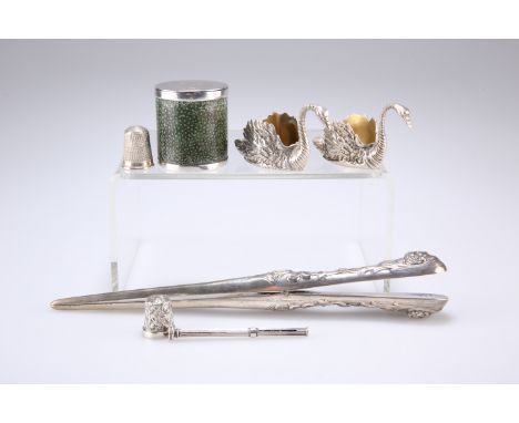 A PAIR OF LATE VICTORIAN SILVER GLOVE STRETCHERS,&nbsp;by&nbsp;Goldsmiths &amp; Silversmiths Co Ltd, London 1900, the handles