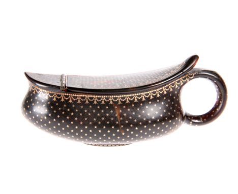 AN EARLY 19TH CENTURY PIQUE WORK AND TORTOISESHELL SNUFF BOX, in the shape of a Roman lamp, with hinged cover and loop handle