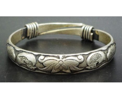 Chinese embossed silver bangle embossed decoration, to expandable silver bangle, (weight 46grams approx).