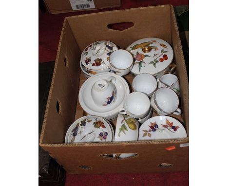 A Royal Worcester Evesham pattern part dinner service 