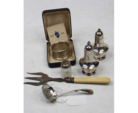 A small collection of miscellaneous silver items to include Elizabeth II 1978 British Engine Commemorative napkin ring, boxed