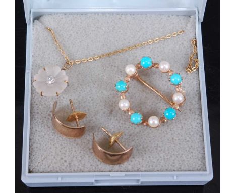 A pair of 9ct gold convex ear studs, 1.4g; together with a 9ct gold cultured pearl and turquoise set circular brooch, 3.3g, d
