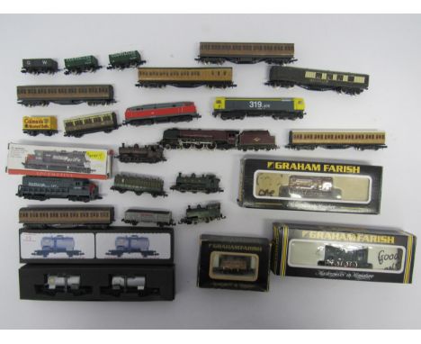 A collection of N gauge model railway locomotives and rolling stock including Graham Farish 371-002 EWS diesel shunter (boxed