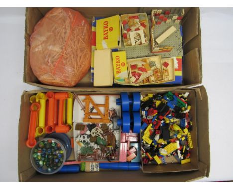Mixed toys including loose Lego, Bayko, modeller's matchsticks, plastic farm figures, marble run and marbles etc. 