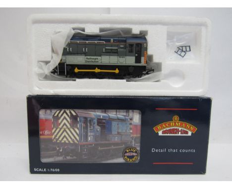 A boxed Bachmann Branch-Line 00 gauge model railway 32-104 Diesel Shunter 08 653 in Railfreight distribution livery 