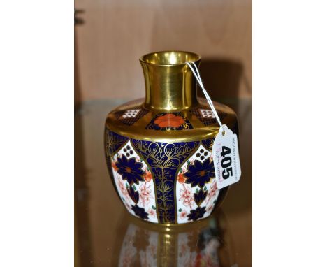 A ROYAL CROWN DERBY 1128 OLD IMARI VASE, solid gold band, date cypher 1983 (1) (Condition report: a few very light surface sc