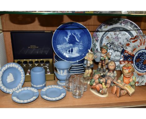 A GROUP OF CERAMICS AND SUNDRY ITEMS, to include a boxed set of six Royal Worcester Evesham Gold teaspoons, five pieces of We