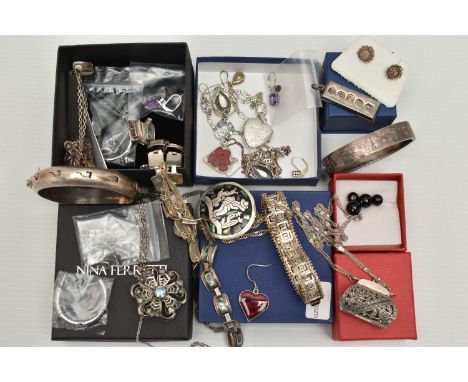 AN ASSORTMENT OF SILVER AND WHITE METAL JEWELLERY, to include a late Victorian hinged bangle with etched floral detail, hallm