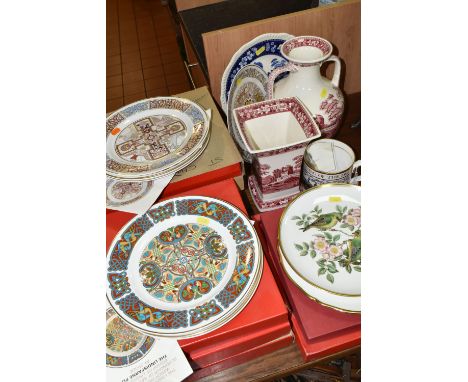 A GROUP OF SPODE BOXED CABINET PLATES AND CERAMICS, comprising a commemorative 200th running of the Derby 1780-1980, a square