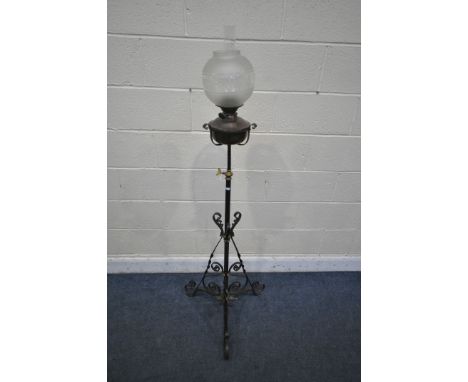 AN ARTS AND CRAFTS WROUGHT IRON TELESCOPIC OIL LAMP, with a glass shade, funnel and brass reservoir, height 156cm (condition 