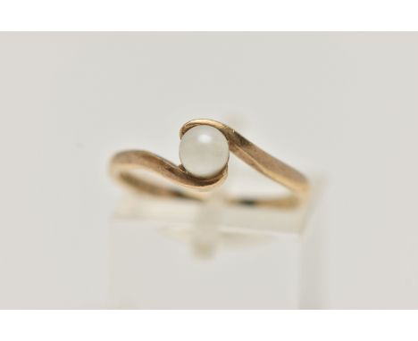 A 9CT GOLD CULTURED PEARL RING, single cultured cream pearl, measuring approximately 4.5mm, cross over shoulders, leading ont