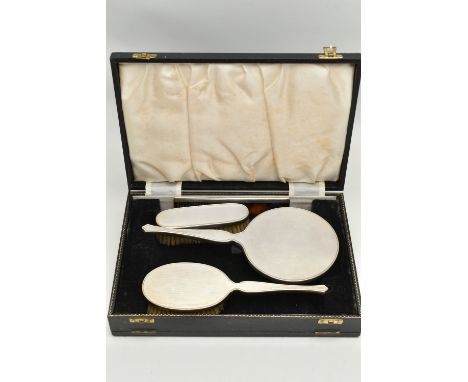 A CASED MID 20TH CENTURY FOUR PIECE DRESSING TABLE SET, engine turned decoration, comprising hand mirror and two brushes, mak