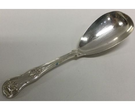 A large Kings' pattern silver caddy spoon. London. Approx. 36 grams. Est. £30 - £40.