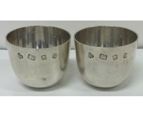 A fine pair of silver tumbler cups. London 1985. By Payne &amp; Son. Approx. 137 grams. Est. £300 - £400.