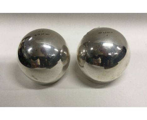 OF ROYAL INTEREST: A fine pair of silver paper weights commemorating the Silver Jubilee. London 1972. By STUART DEVLIN. Appro