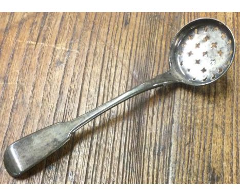 A heavy fiddle pattern silver sifter spoon. Approx. 42 grams. Est. £30 - £40.