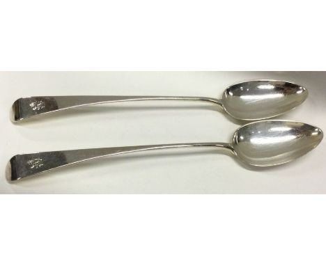 A pair of heavy Georgian silver basting spoons. London. Approx. 206 grams. £100 - £150.