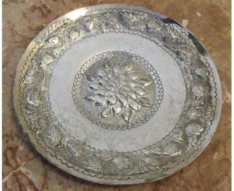 A Continental circular silver dish with floral decoration. Approx. 227 grams. Est. £100 - £150.