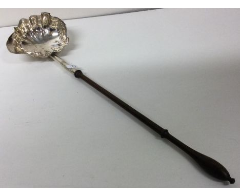 A Georgian silver toddy ladle. Approx. 40 grams. Est. £40 - £60.