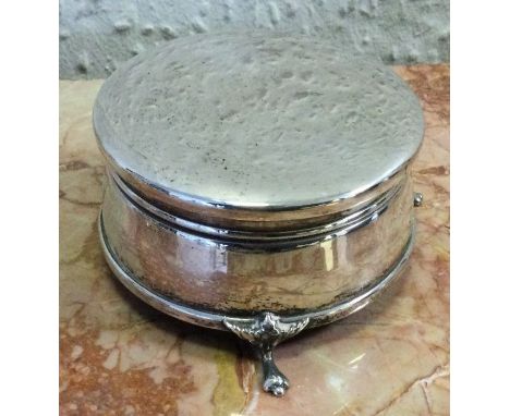 A circular silver ring box with hinged lid. London. Approx. 182 gram. Est. £30 - £40.