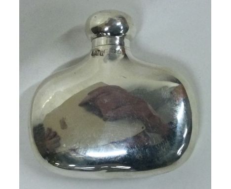 A novelty silver flask with screw top lid.  London 1902. Approx. 21 grams. Est. £60 - £80.