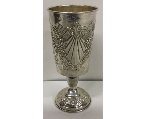 A Judaica silver goblet with Hebrew script inscription. Approx. 93 grams. Est. £100 - £200.