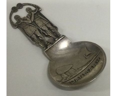 A Dutch silver caddy spoon. Approx. 30 grams. Est. £30 - £40. 